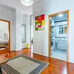 Delfina One Bedroom דירה *